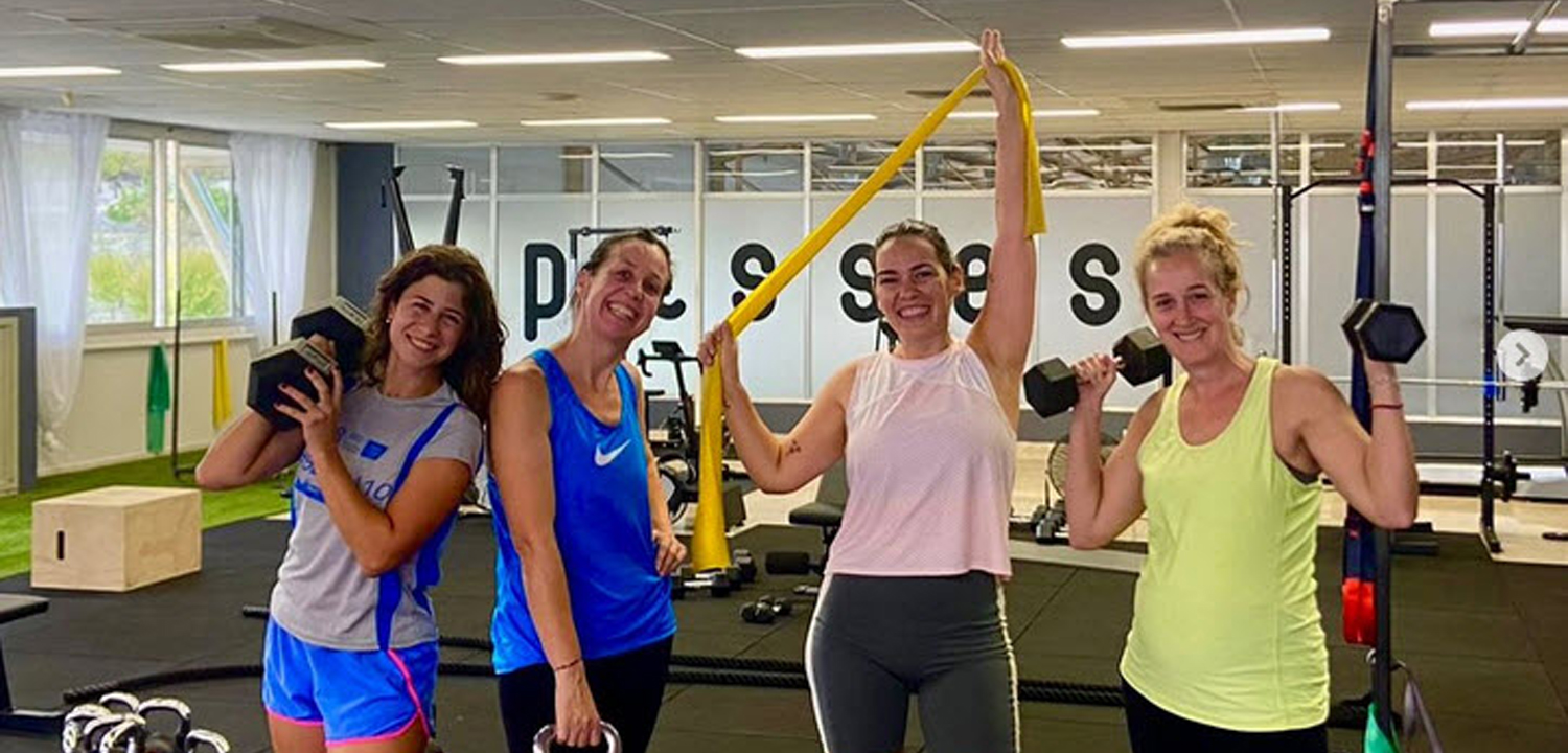 Fotografía de cuatro mujeres en el gimnasio