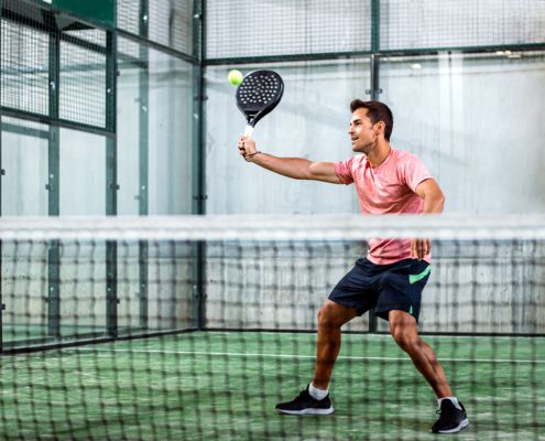 Fotografía de un hombre practicando padel